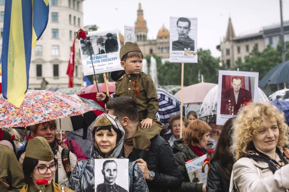 Участники акции «Бессмертный полк» в Барселоне, Испания.