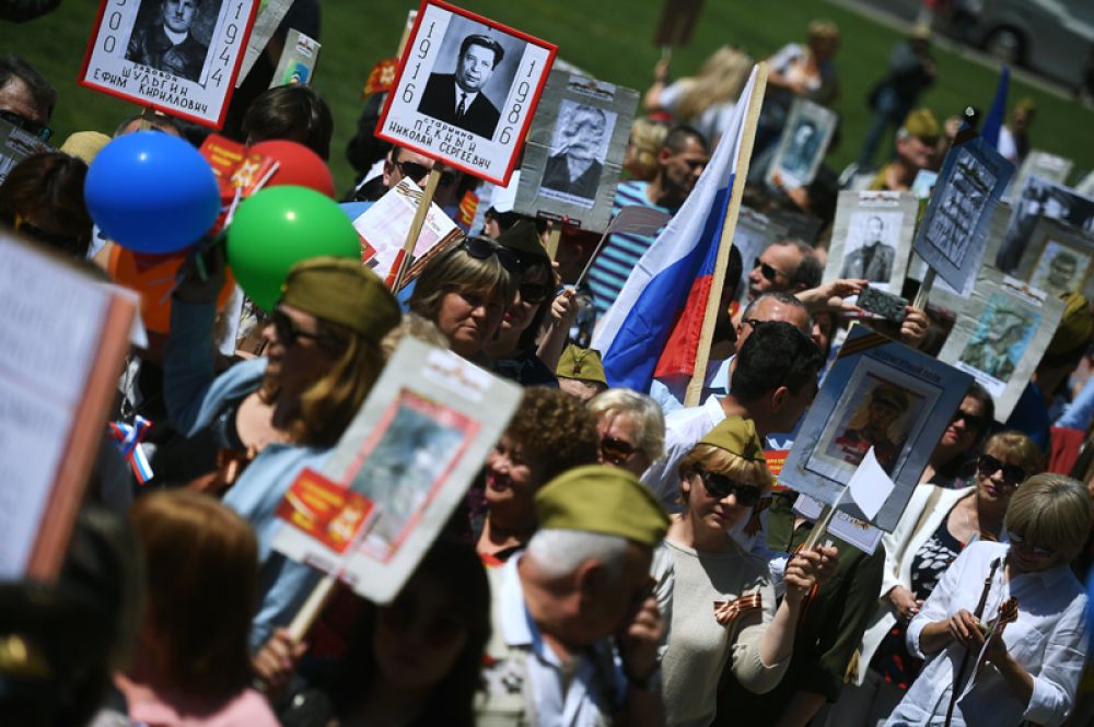 Участники акции «Бессмертный полк» в Лиссабоне, Португалия.
