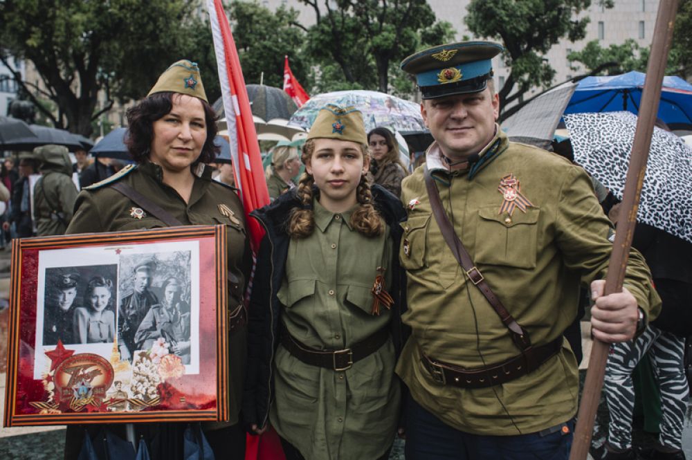 Участники акции «Бессмертный полк» в Барселоне, Испания.