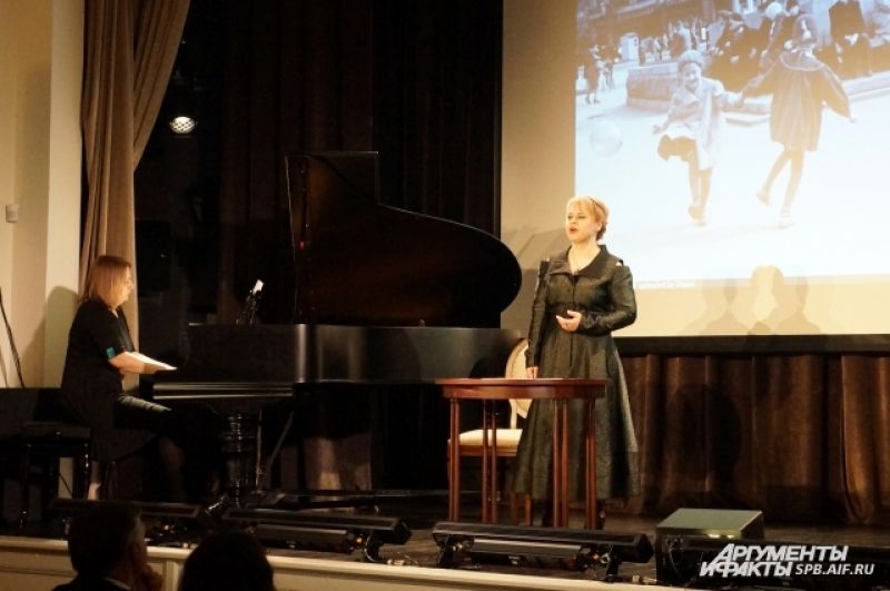 Александра Артёменко исполнила «Довоенный вальс» под аккомпанемент Светланы Швыровой.
