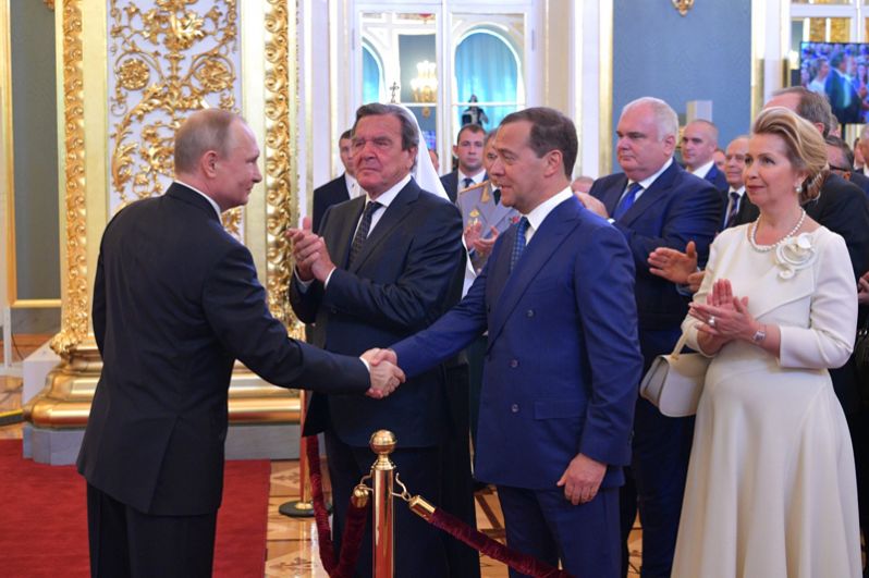 Президент Владимир Путин и председатель правительства Дмитрий Медведев во время церемонии инаугурации в Кремле. Второй слева — экс-канцлер Германии Герхард Шредер, справа — супруга Дмитрия Медведева Светлана.