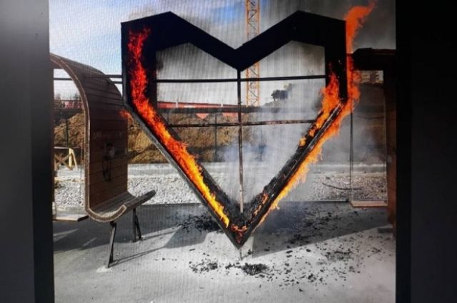 В Тюмени вандалы сожгли 3-метровое сердце у ЖК «Кристалл»