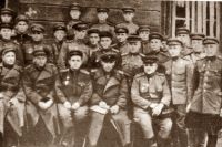 За боевые заслуги по разгрому  фашистов  под Москвой, Хетагурову ( в центре) присвоили звание  генерал-майора  артиллерии.