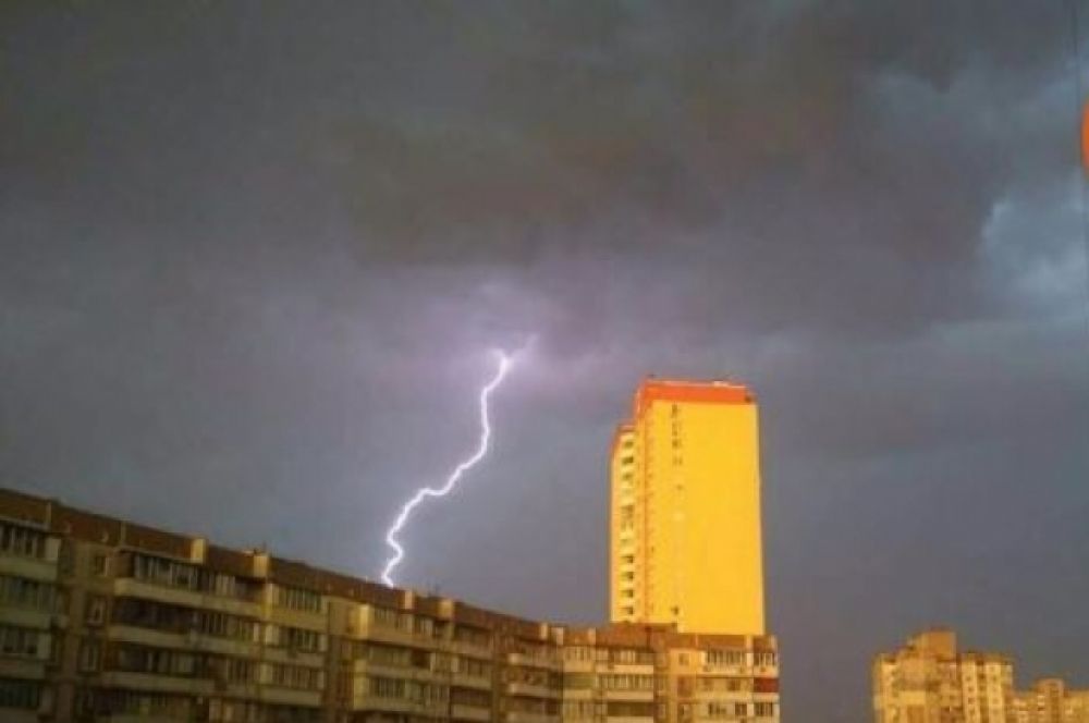 Молния величественна и опасна. Сейчас грянет гром!