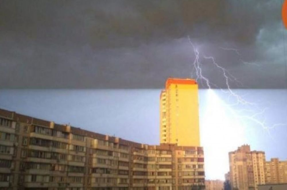 И еще одно прекрасное фото, где отчетливо видно молнию.