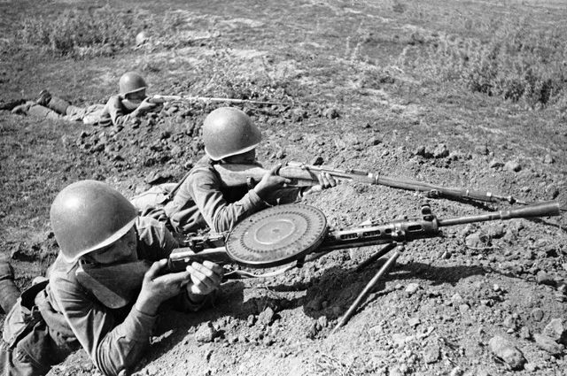 Бойцы Красной армии с пулемётом Дегтярева. Оборона Одессы, 1941 г. 