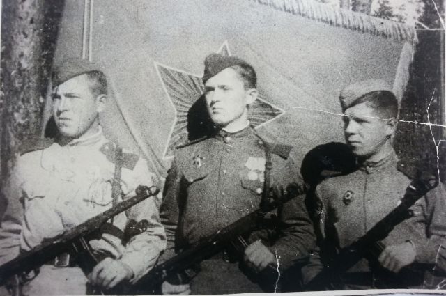Борис Кашуров (в центре) с однополчанами.