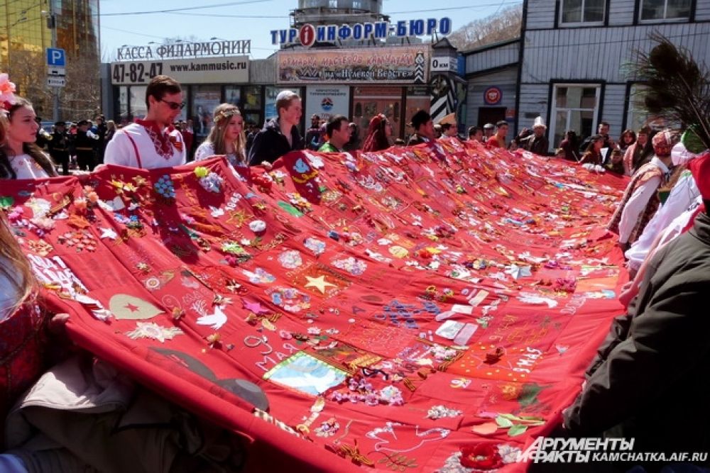 «Знамя Победы» несли представители различных национальных диаспор, проживающих на Камчатке.