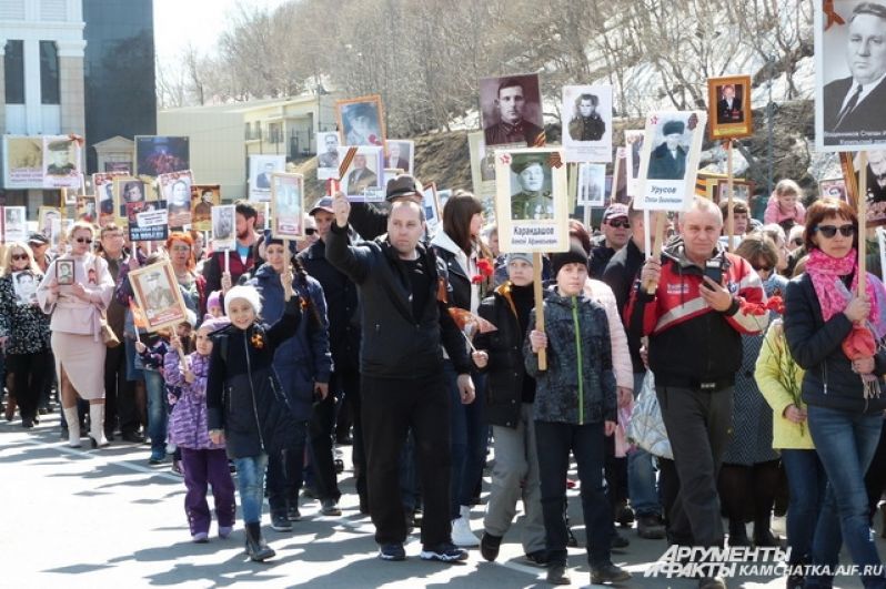 С портретами родных по площади прошли 25 тысяч человек. 