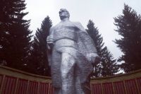 Памятник воину-освободителю - центральная фигура мемориала.