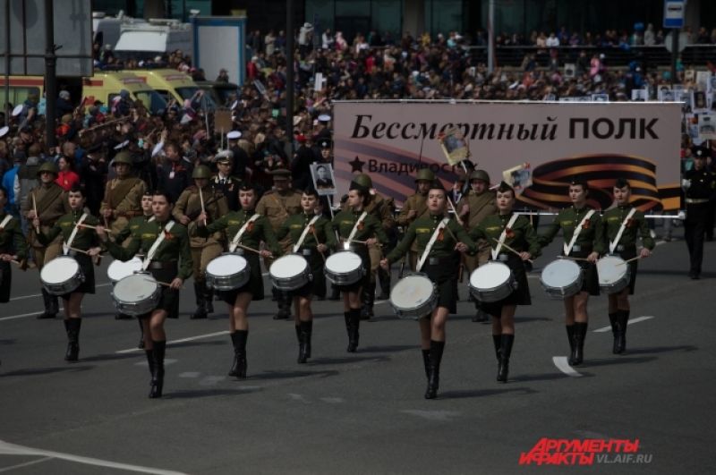 Владивосток полдень против. Школа техников Владивосток парад 2000 года.
