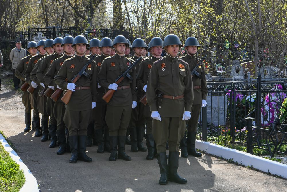 Церемония возложения цветов на Арском кладбище.