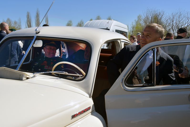 Президент Татарстана прокатился вместе с единственным в Татарстане Героем Советского Союза Борисом Кузнецовым.