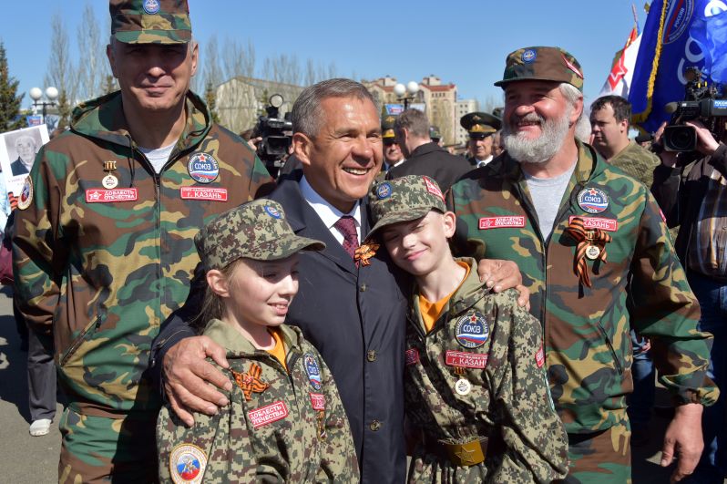 Рустам Минниханов в Парке Победы с юными защитниками Отечества.