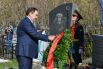 Премьер-министр Татарстана Алексей Песошин возложил цветы на Военном мемориале Арского кладбища Казани.