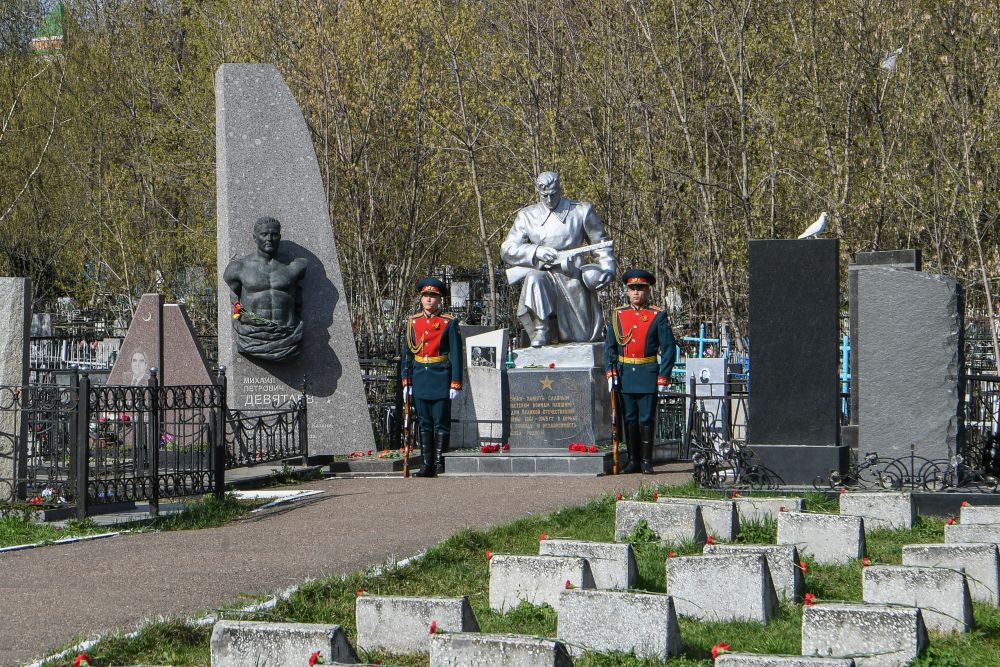 Утром 9 Мая в Казани состоялось возложение цветов к монументам «Солдат-победитель» и «Скорбящий солдат»