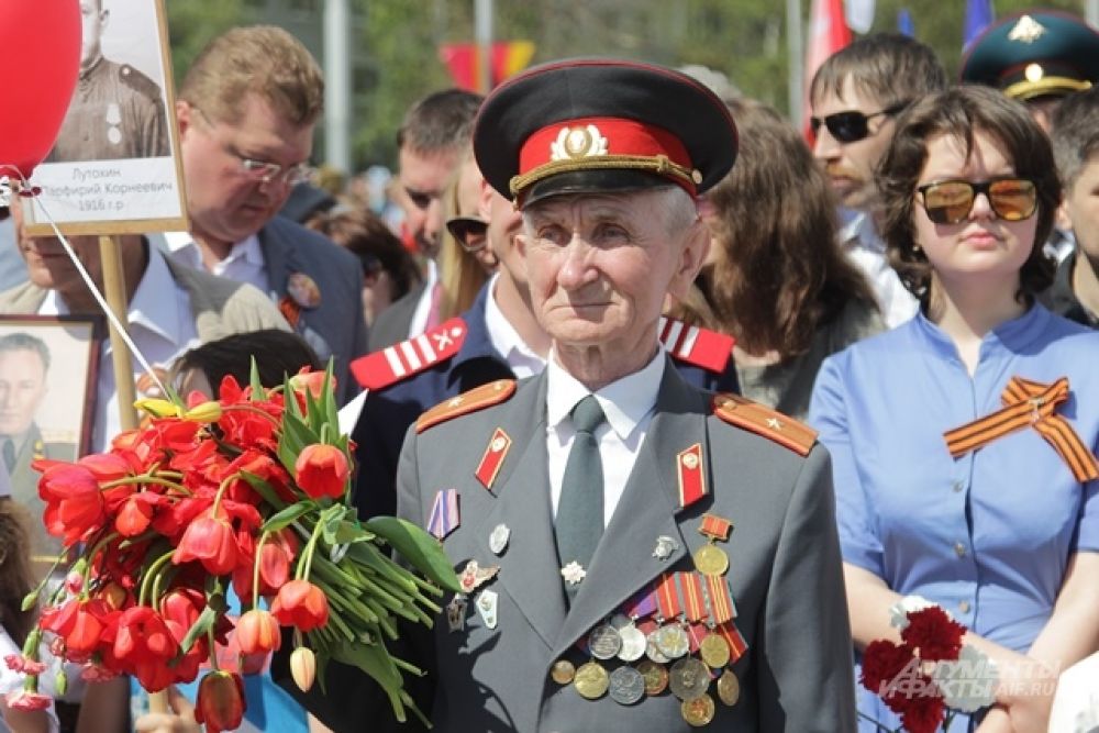 9 мая праздник со слезами. 9 Мая праздник со слезами на глазах. Праздник со слезами на глазах фотографиях. 9 Май праздник сослезами на глазах. С днём Победы праздник со слезами.