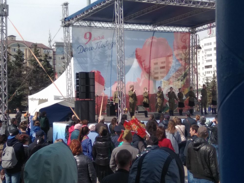 На Цветном бульваре концерт - сотни тюменцев поют военные песни