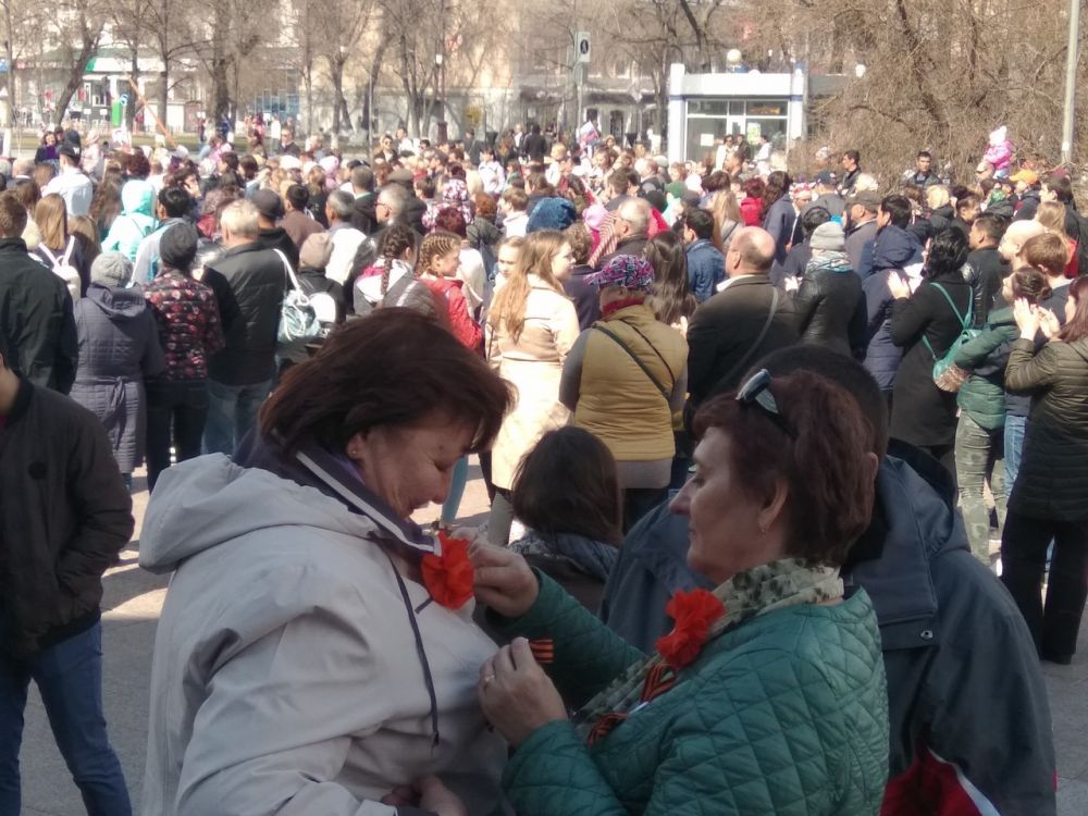 В День Победы тюменцы и гости города дарят ленточки друг другу