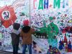 Дети рисуют праздничные плакаты
