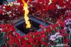 Петербуржцы возложили цветы к Вечному огню.