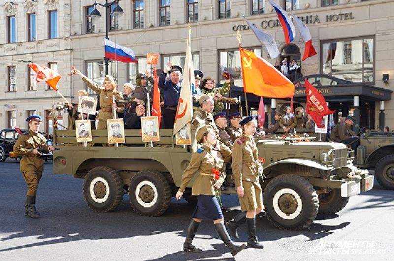 К Дворцовой площади провезли ветеранов и детей войны.