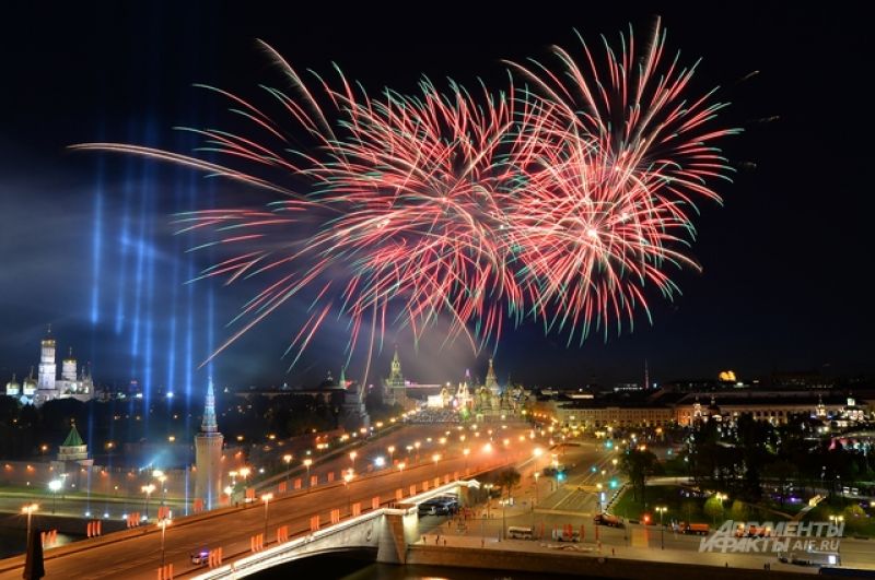 Праздничный салют в честь Дня Победы. Вид из отеля «Балчуг».