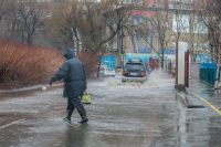 После циклона дороги и тротуары Владивостока становятся полноводными реками.