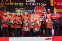 Юные чемпионы России по футболу рядом с Кубком мира.
