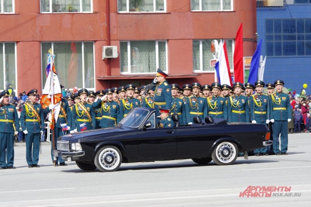 Накануне праздника специально для торжественного парада военные доставили на Красный проспект современную и ретро-технику.