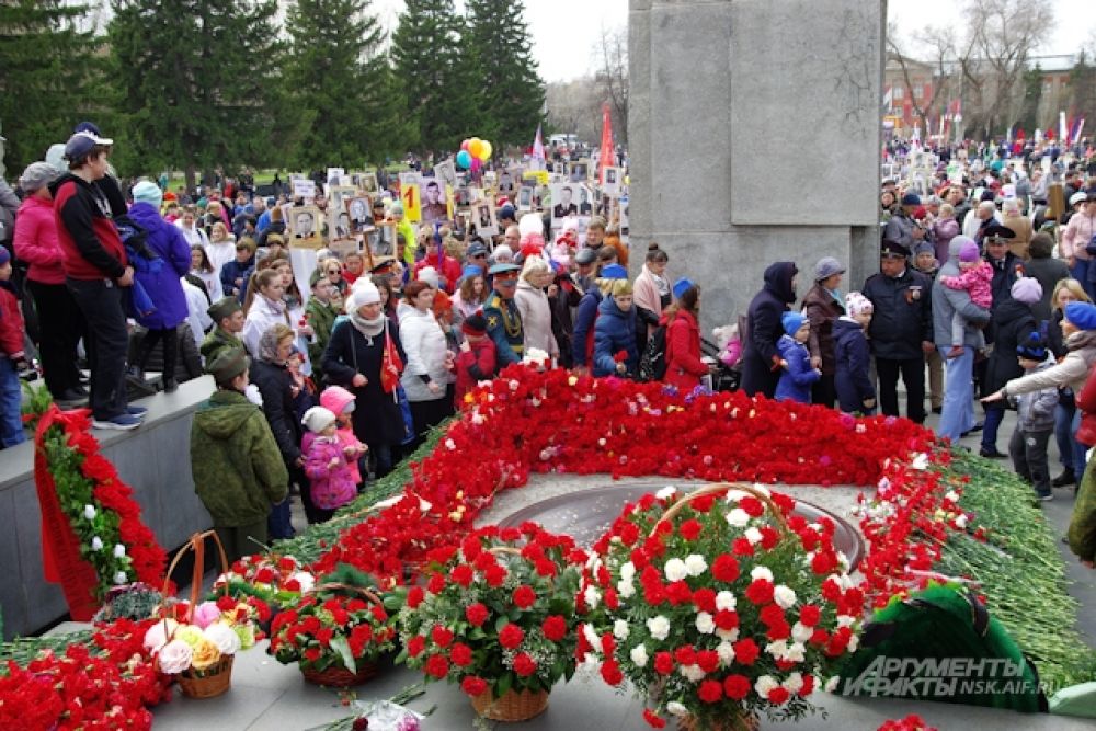 Великий праздник отмечали не только в центре, но и во всех районах мегаполиса. С утра в Ленинском районе Левобережья Новосибирска горожане потянулись к Монументу Славы, чтобы принять участие в возложении цветов