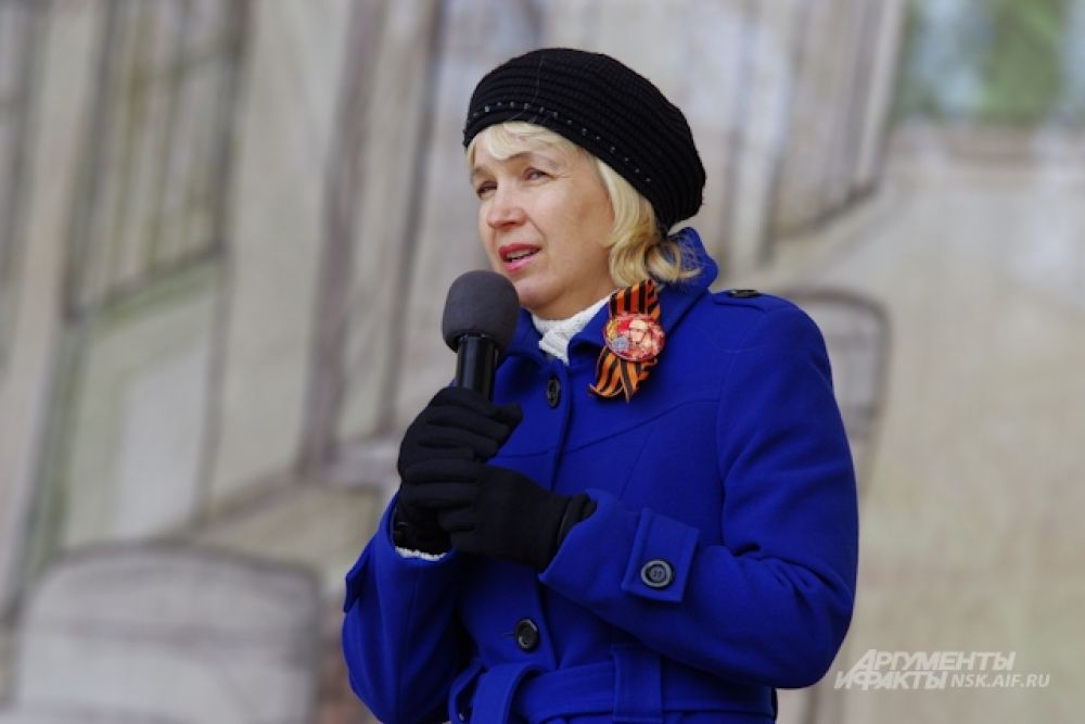 Всех гостей парка в этот день поздравил главный редактор «АиФ на Оби» Эльвира Новикова. Она отметила, что сибиряки воевали в ВОВ на всех фронтах, к тому же на территории НСО трудились в тылу тысячи детей и женщин на благо победы.Пожелала голубого чистого неба и мира на земле.