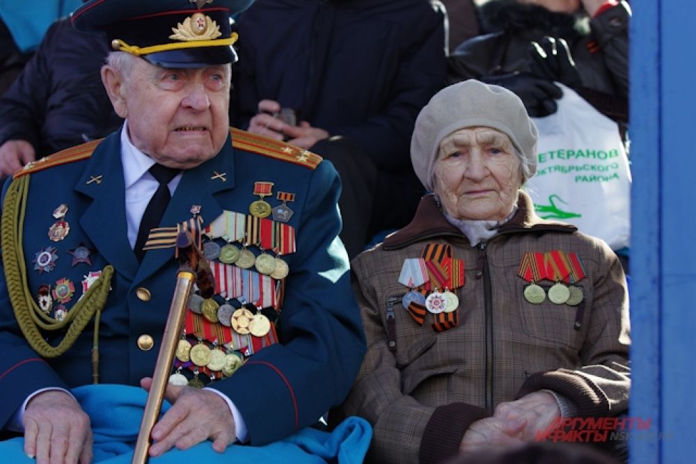 Для почетных зрителей военного парада – ветеранов, установили трибуны на площади Ленина.