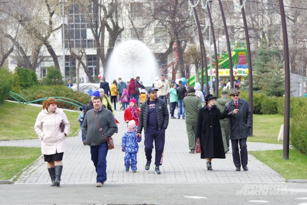 Тем временем, в парке имени Кирова в Ленинском районе Новосибирска тоже было многолюдно.