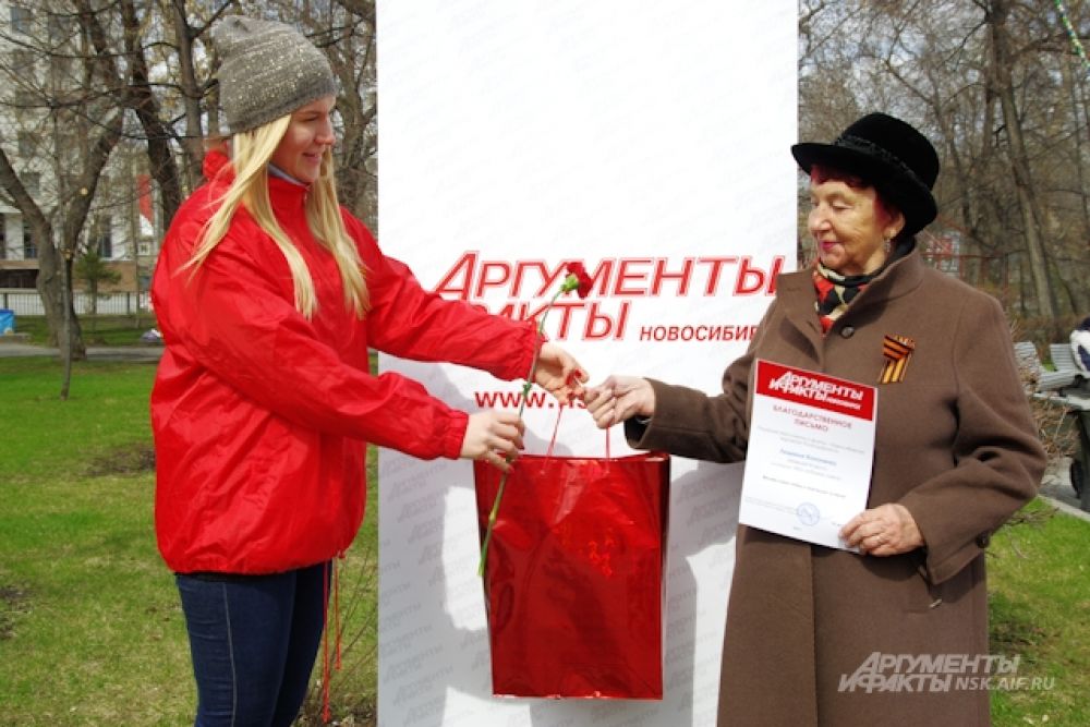 Награждение Людмилы Кононенко, которая заняла третье место.