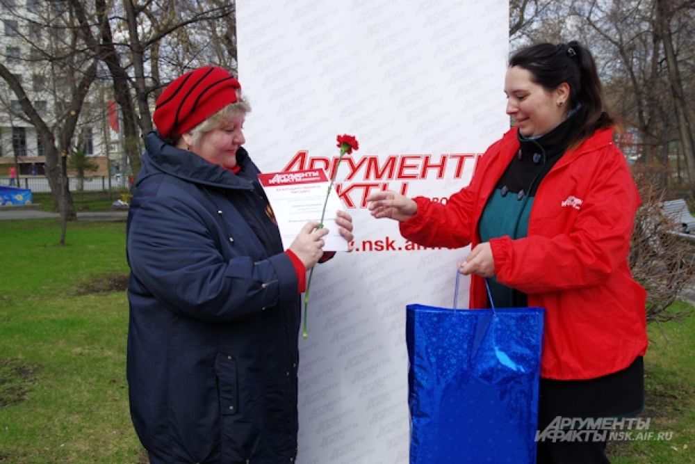Награждение Ларисы Поляковой, которая заняла второе место.