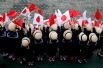 Воспитанники детского сада с национальными флагами в руках приветствуют премьер-министра Японии Синдзо Абэ и китайского премьера Ли Кэцяна перед началом их двусторонних переговоров в Токио, Япония.