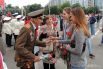 Девушки поздравляют ветерана с Днем Победы.