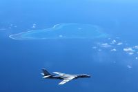 Китайский бомбардировщик над островами в Южно-Китайском море.
