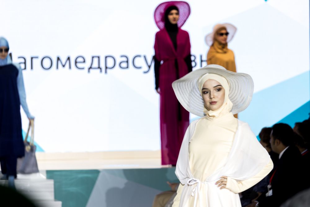 Шляпы в моде наравне с хиджабами.