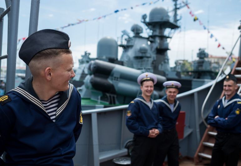 Моряки-Чернофлотцы во время показа боевых кораблей, посвященного празднованию 235-летия Черноморского флота в Севастополе.