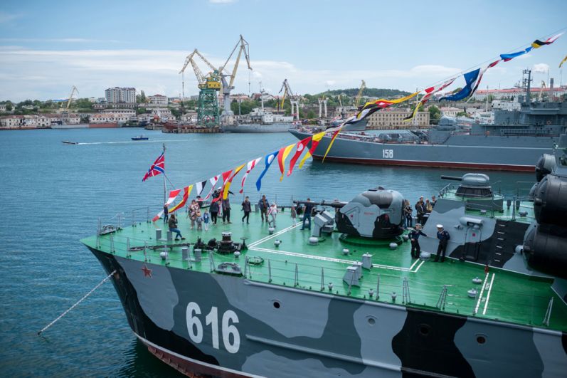 Показ боевых кораблей, посвященный празднованию 235-летия Черноморского флота в Севастополе.