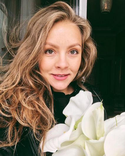 «Сегодня впервые получила поздравление с этим днем и это такое счастье!!!» - подписала свое солнечное фото с цветами Алена Шоптенко.