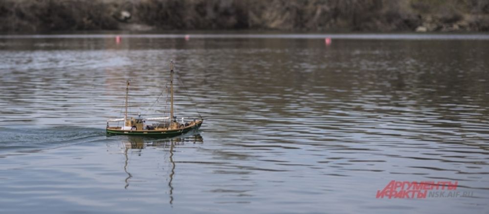 Во время выступления моделей на воде устанавливается дистанция на водоеме, состоящая из нескольких ворот, которые нужно пройти в определенной последовательности. При этом спортсмены находятся на специально установленных мостиках
