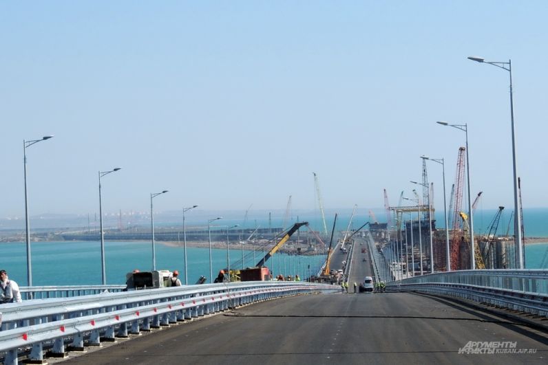 Вид на остров Тузла из района судоходных арок. 26 апреля 2018 года.