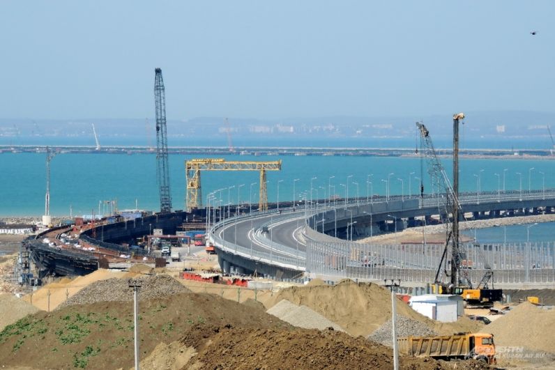 Начало Крымского моста. 26 апреля 2018 года.