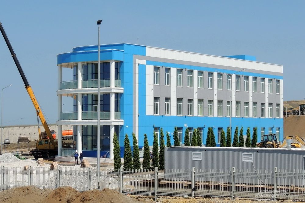 Здание эксплуатационной базы Крымского моста. 26 апреля 2018 года.