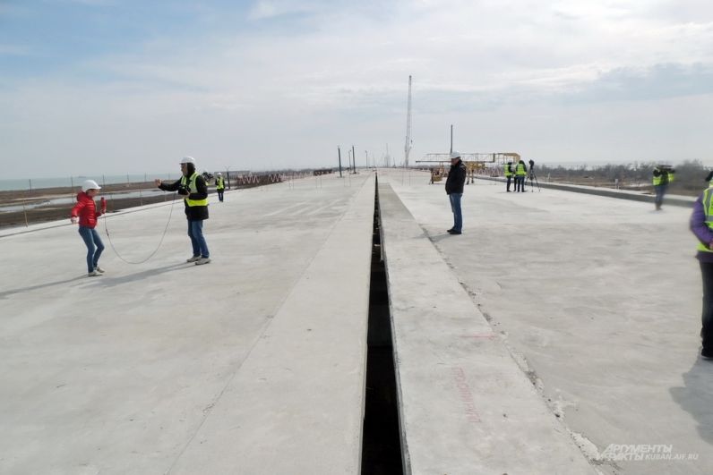 На острове Тузла появились самые первые метры бетонного основания будущей дороги. 13 марта 2017 года.