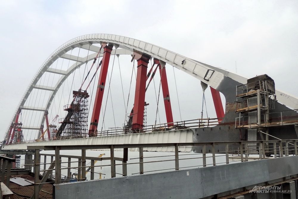 Автомобильная арка Крымского моста. 4 декабря 2017 года.