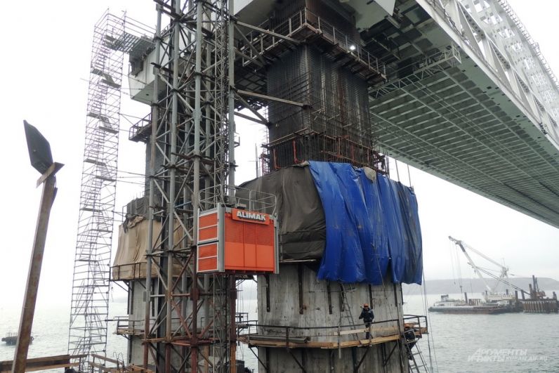Лифт для подъёма строителей на арки. 4 декабря 2017 года.